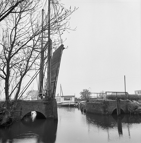 File:Overzicht gietijzeren ophaalbrug met woonboot en scheepjes op de achtergrond - Akkrum - 20005444 - RCE.jpg