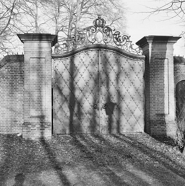 File:Overzicht toegangshek tot het park Huis Doorn, met bakstenen pijlers, onderdeel gemetselde muur, achter Hervormde kerk - Doorn - 20337042 - RCE.jpg