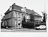 Woningen, gelegen op de hoek van de Emmastraat en Haaksbergerstraat. Het gebouw is niet als één geheel opgetrokken. Zowel in 1901 als in 1912 werd er een bouwdeel aangebouwd naar ontwerp van de Enschedese architect H. Reijge.