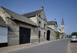 Scheulder: en typisk gadelandsby med mergelsten, firekantsgårde og St-Barbarakirke