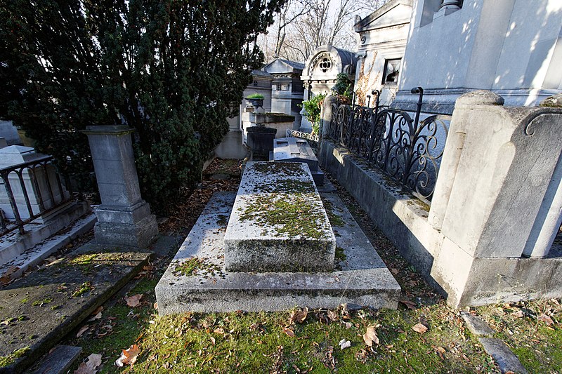 File:Père-Lachaise - Division 54 - Viennet 02.jpg