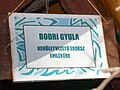 Tabulo ĉe la memorkabano de Gyula Bodri