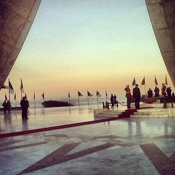 File:PM lays a wreath at Martyrs Monument in Algiers (8432464070).jpg