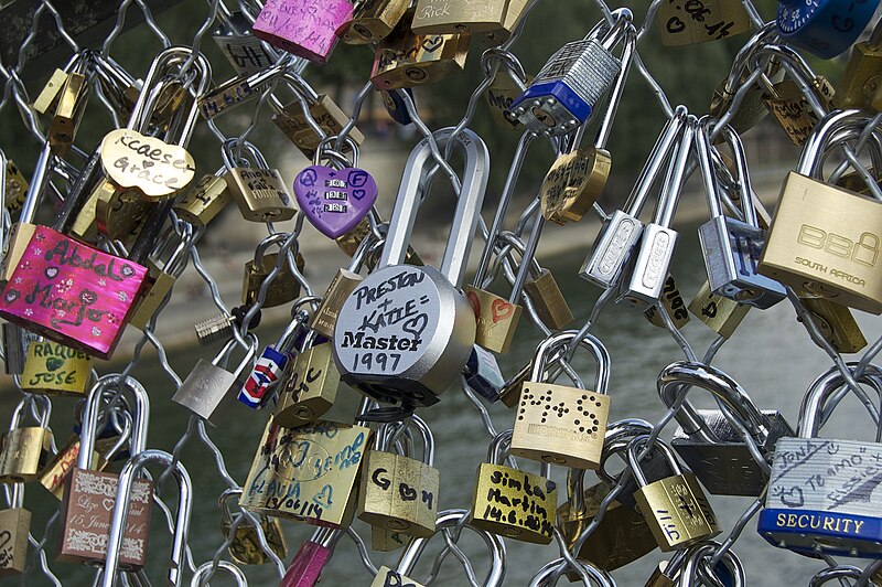 File:Padlocks-France-DSC 0352.jpg