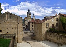 Abbaye de Cluny : allée centrale.