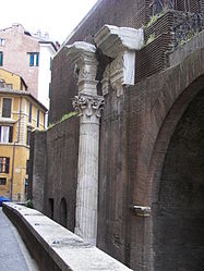 Pantheon (Rome) back 3.jpg