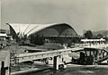 Panoramica dell'area della fiera, con la monorotaia in sosta, sullo sfondo del Palazzo a Vela. Foto di Paolo Monti, 1961