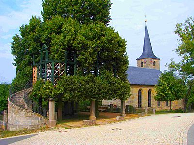 Tanzlinde und Kirche in Peesten, einem Ortsteil von Kasendorf