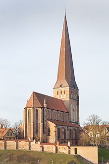 Petrikirche mit Resten der Stadtmauer