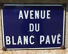 Foto van een straatnaambord genomen in de stad Étaples - Avenue du Blanc-Pavé.jpg