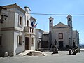 L'église San Nicola di Bari (au fond) et la mairie de la ville (gauche).