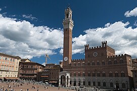 Signoria, Palazzo Pubblico o Palacio comunal de Siena. El remate de su torre, diseñado por Lippo Memmi tenía el propósito de superar en altura al de Florencia (1325-1344).