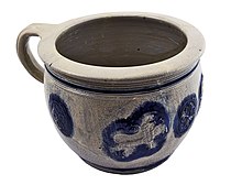 Chamber pot in Westerwald ceramics, early 18th century. Archeological find from Bruges. Pispot, collectie Raakvlak, BR99-J-1B-87.jpg