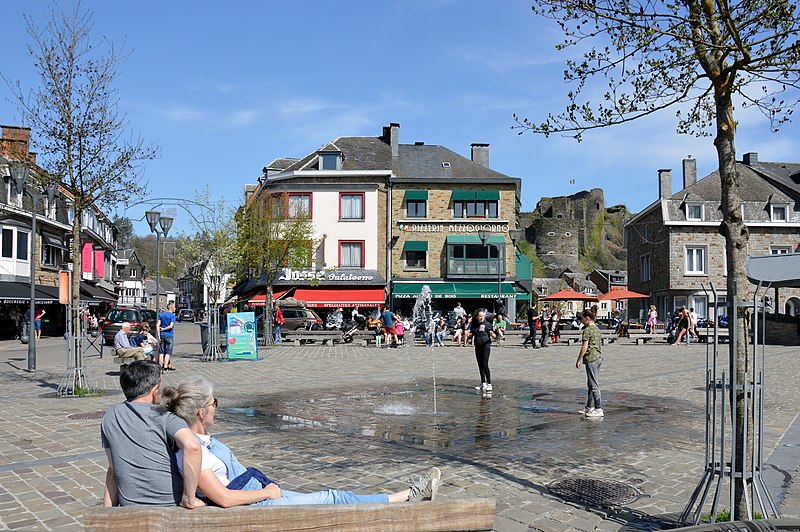 File:Place du Bronze, La Roche-en-Ardenne, 2019.jpg