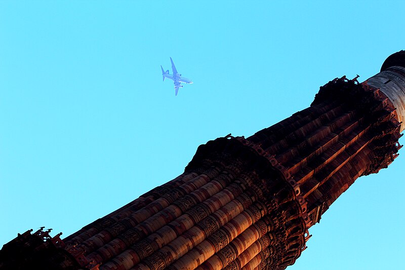 File:Plane is going to hit the minar.jpg