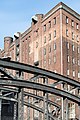 Deutsch: Block W der Speicherstadt in Hamburg-HafenCity, im Vordergrund das Tragwerk der Poggenmühlenbrücke. This is a photograph of an architectural monument. It is on the list of cultural monuments of Hamburg, no. 12189.