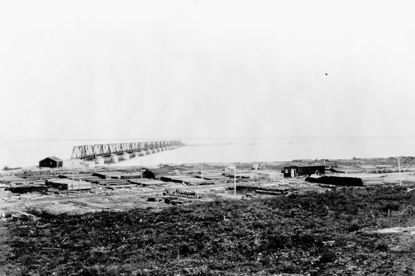 The rail line's initial choice of port, Port Nelson, required a long causeway, to the centre of the silty Nelson River.