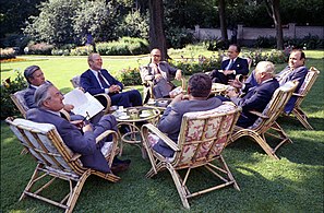 Réunion de plusieurs dirigeants occidentaux dans les jardins de l’ambassade britannique à Helsinki (Finlande), en juillet 1975.