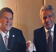 US Under Secretary of State Krach clasping hands with Ecuadorian President Lenin Moreno Presidente Moreno e subsecretario Krach no Davos.jpg