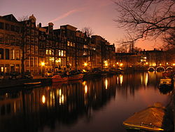 https://upload.wikimedia.org/wikipedia/commons/thumb/0/00/Prinsengracht_Amsterdam.jpg/250px-Prinsengracht_Amsterdam.jpg