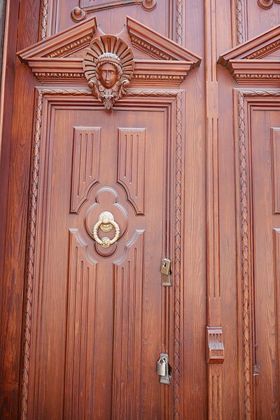 File:Puerta de madera en la avenida 5 poniente del centro de Puebla 03.jpg