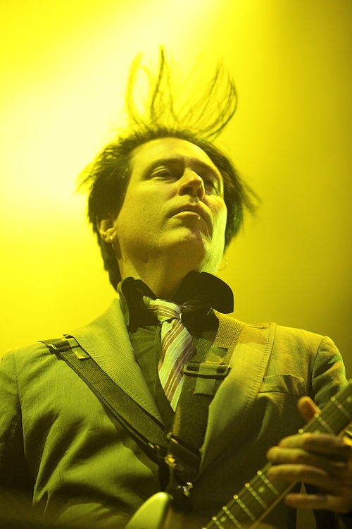 Guitarist Troy Van Leeuwen joined the band for its Spirits on Fire tour, filling in for Dave Navarro.