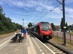 Station Waddinxveen. De R-Net Flirt 3 stopt om door te rijden naar eindpunt Gouda.