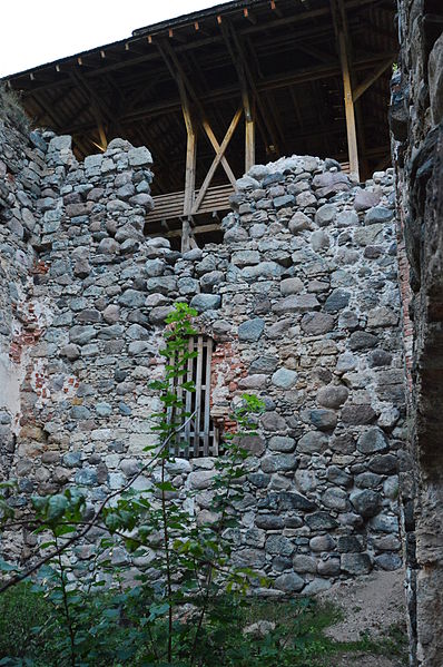 File:Rauna piiskopilinnuse müürid ja katus.JPG