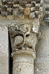 Reich geschmückt, die romanische Apsis (12. Jahrhundert) der Kirche Saint-Vivien-de-Medoc. 4.jpg