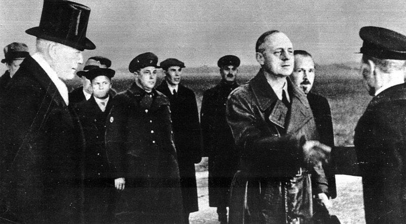 Tập tin:Ribbentrop v Moskve.jpg