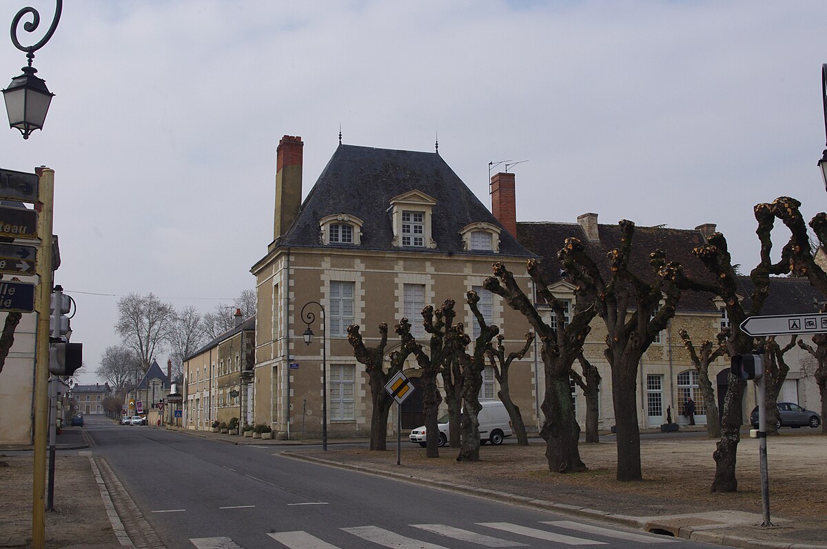 File Richelieu Indre et Loire place des Religieuses.jpg