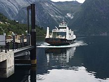 Mellom Sæbø og Leknes går fylkesvegen på ferge.