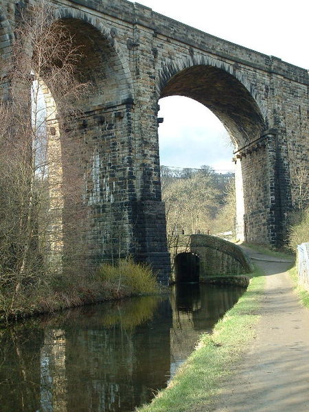 File:Saddleworth Viaduct, Huddersfield Canal.jpg