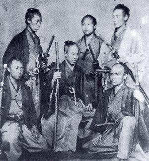 사가라 요리모토 (중앙)