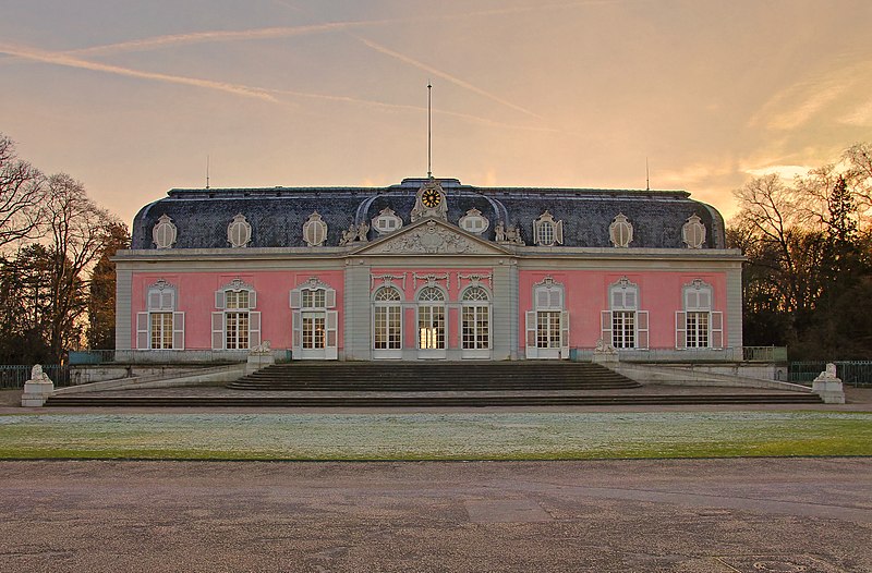 File:Schloss Benrath Jan2012.jpg