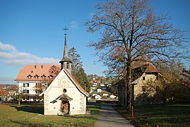 Kapelle St. Peter und Paul, dahinter links das Schloss