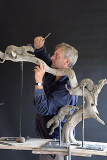 Hamish Mackie British wildlife sculptor (born 1973)