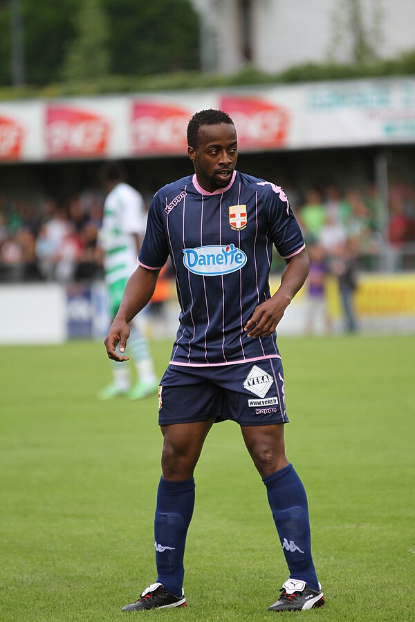 Govou playing for Evian in 2011