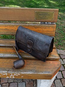 Anton Otto Stich (1927–2012) æresborger i Dornach, Solothurn.  Benk foran Dornach Local History Museum