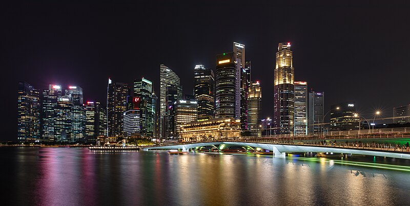 File:Skyline y puente Esplanade, Marina Bay, Singapur, 2023-08-18, DD 63-65 HDR.jpg