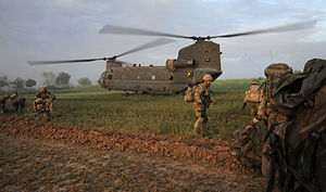 Військові сідають на борт вертольота CH-47 «Чінук» під час операції «Чорний Принц» (Афганістан)