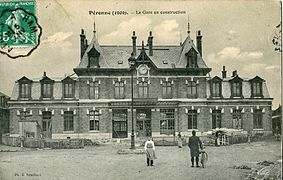 Carte postale ancienne montrant le second bâtiment voyageurs, à la fin de sa construction.