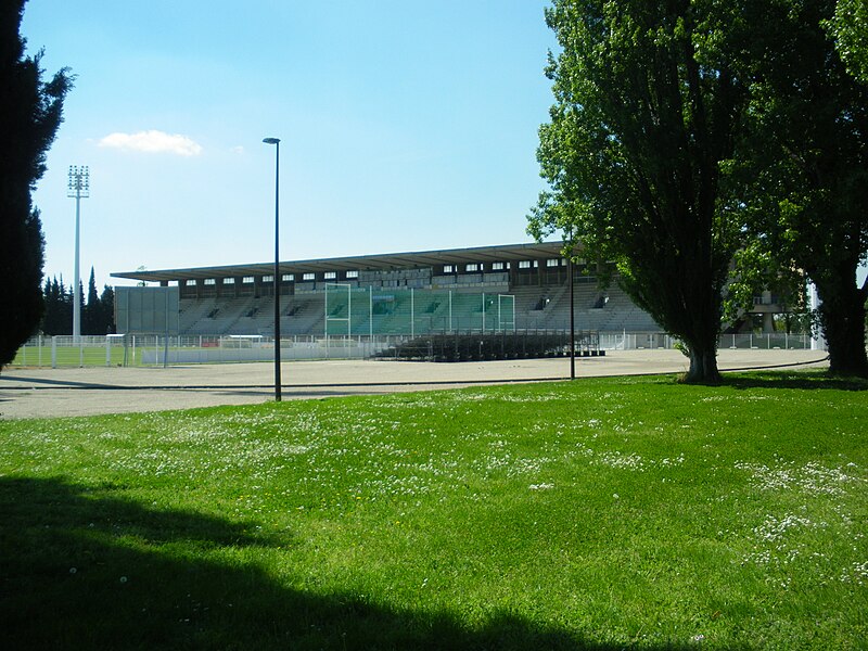 File:Stade Avignon.JPG