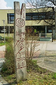 Kunstwerk von Brigitte Storch vor der Starzelbachschule