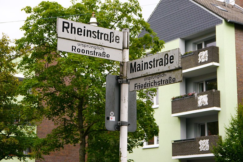 File:Straßenschild in WHV.jpg