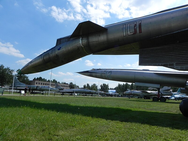 File:T-4 and M-50 VVS Museum.jpg