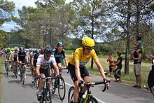 Passage van het peloton naar Pic Saint-Loup op de D1 (km 120).