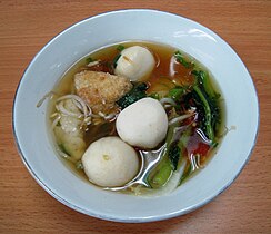 انڈونیشیا میں ٹوفو سوپ کے ساتھ بکسو اکان (مچھلی کی گیندیں)۔
