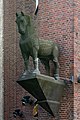 Deutsch: Kontorhaus Thaliahof in Hamburg-Altstadt: Pferdeskulptur von Ludwig Kunstmann. This is a photograph of an architectural monument. It is on the list of cultural monuments of Hamburg, no. 14223.