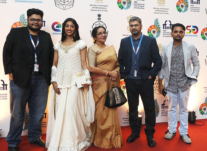 File:The Director Pratim Dasgupta, Producer Tushar Shah, Actress Paoli Dam, Actress Mamata Shankar cast & crew of the film MAACHER JHOL, at the Red Carpet, during the 48th International Film Festival of India (IFFI-2017).jpg